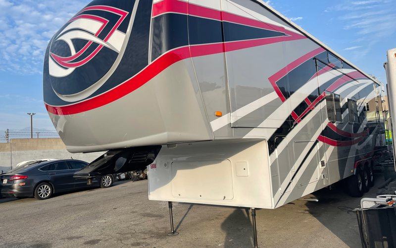 Fifth wheel - finished front cap